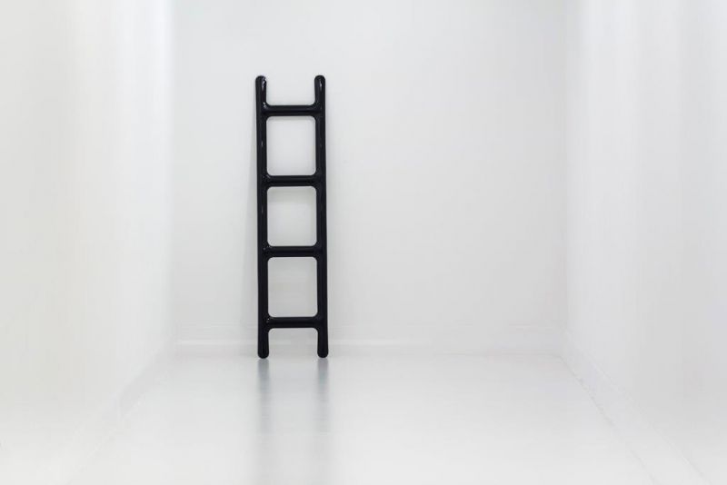 Schwarzer Zieta Herrendiener, minimalistisch und modern, für stilvolle Schlafzimmer und Ankleidezimmer.